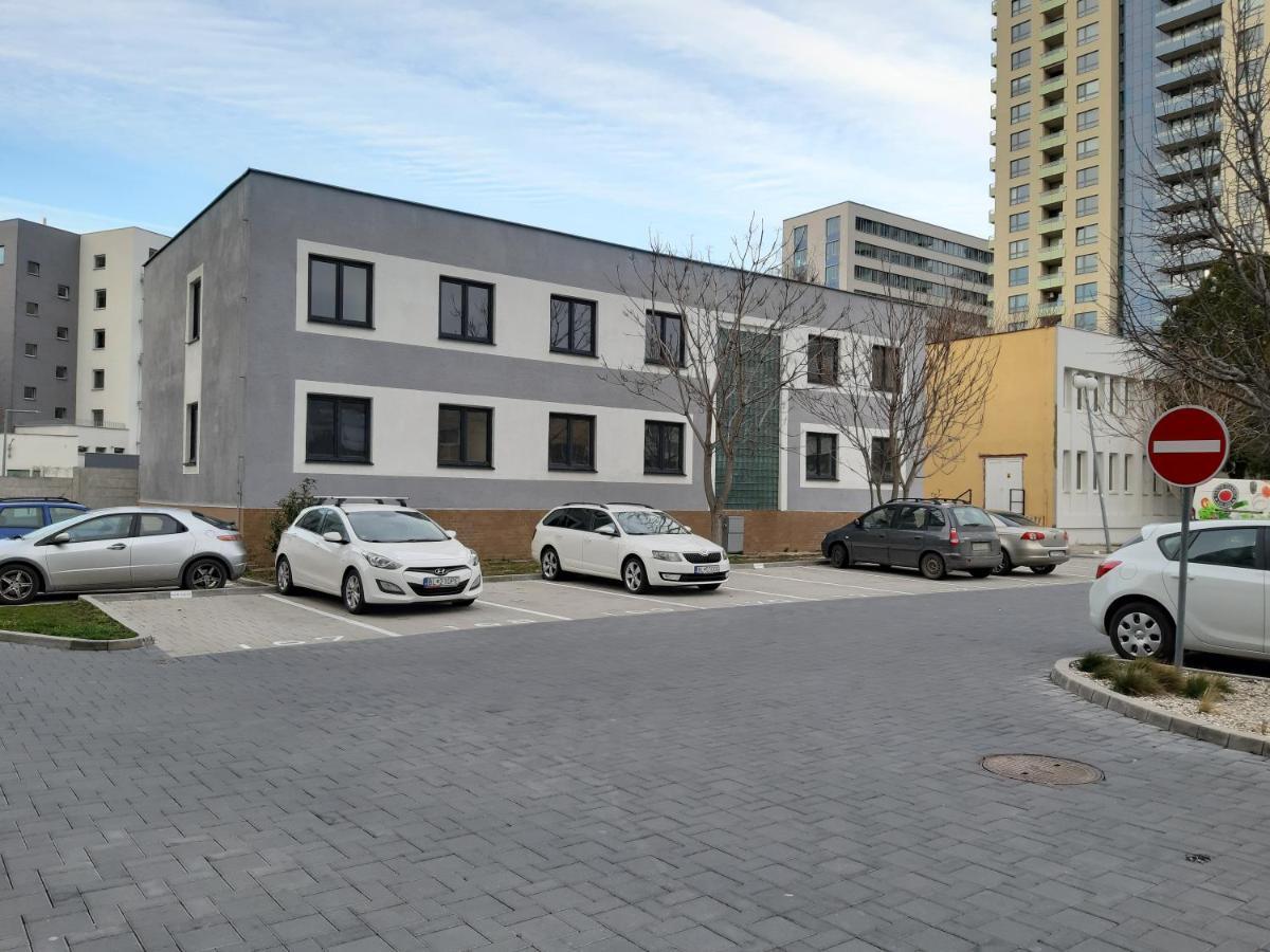 Living Bratislava By The Bus Station Hostel Luaran gambar